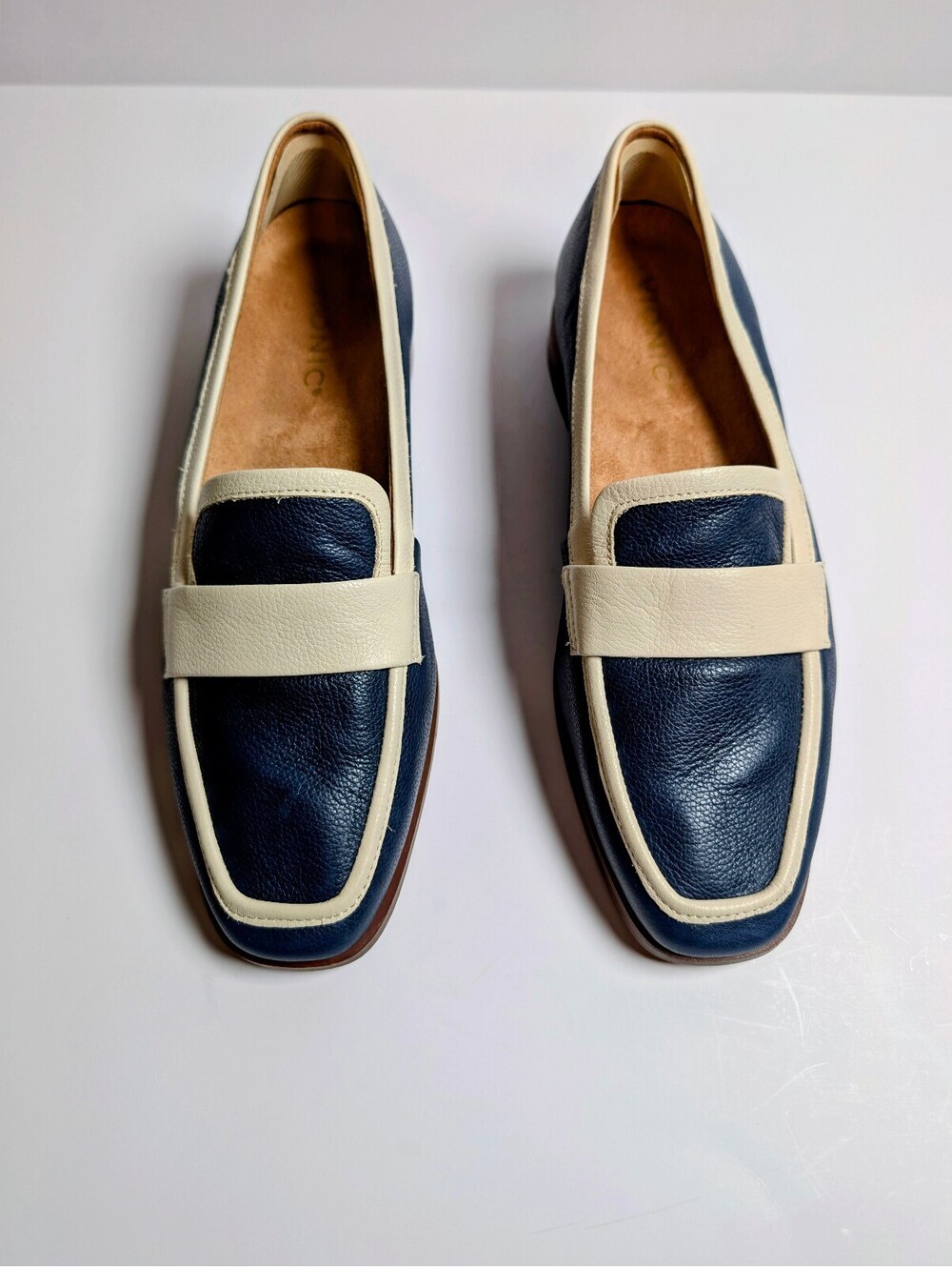 Vionic Sellah II Leather Loafer Womens 8.5 Navy Cream Comforter Flats Old Money